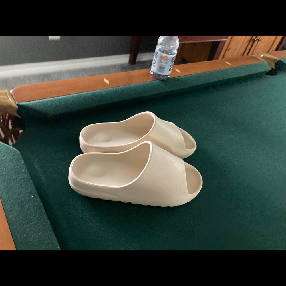 Yeezy slides (fake) comfy N cool